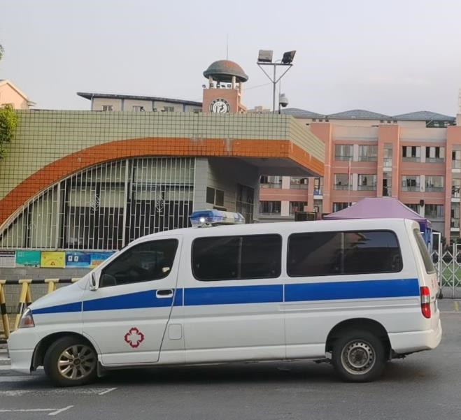 巴宜救护车出租护送骨折病人一公里多少钱